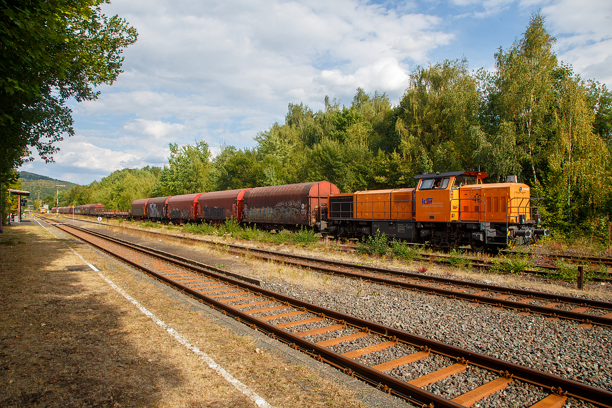 Nun steht die KSW 46 bzw. 277 807-4 (92 80 1277 807-4 D-KSW), die Vossloh G 1700-2 BB der Kreisbahn Siegen-Wittgenstein, am 30.08.2022, mit einem langen Übergabe-Güterzug, im Bahnhof Herdorf zur Weiterfahrt nach Kreuztal via Betzdorf (Sieg) bereit, sie hat noch Hp 0. Hinten (beim Stellwerk Herdorf Ost) verlässt der HLB VT 507 den Bahnhof, und fährt weiter als RB 96 „Hellertalbahn“ in Richtung Dillenburg.