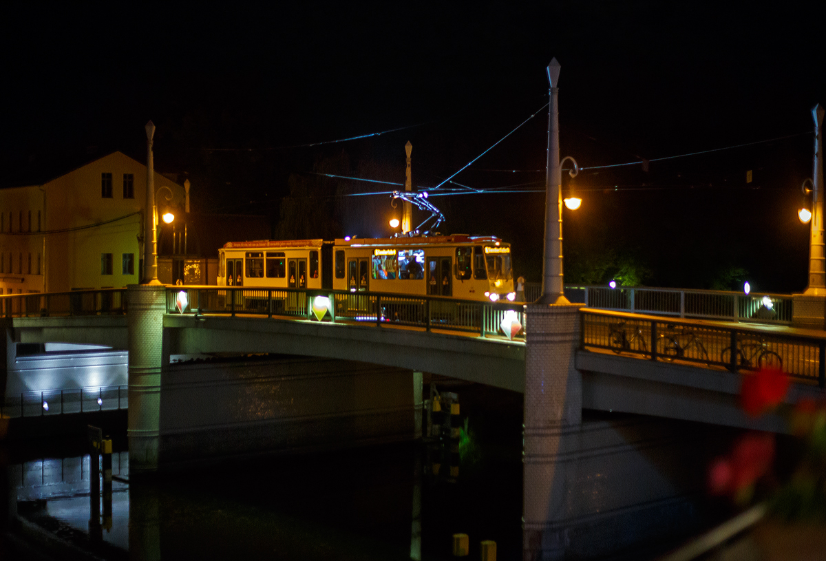 Nun wieder auf der Rückfahrt....
Der Triebwagen VBBr 174 der Verkehrsbetriebe Brandenburg an der Havel GmbH, ein modernisierter vierachsiger Einrichtungs-Kurzgelenktriebwagen vom Typ Tatra KT4D-MC (ex Tatra KT4DM), auf Sonderfahrt (verm. Dienstfahrt), fährt am 19.09.2018 auf der Jahrtausendbrücke in Richtung Depot (Upstallstraße).  

Die Jahrtausendbrücke über die Havel in Brandenburg an der Havel verbindet die Altstadt mit der Neustadt. Die Brücke erhielt ihren Namen, als der Brückenneubau im Jahr 1929 anlässlich der 1000-Jahr-Feier der Stadt eingeweiht wurde.
