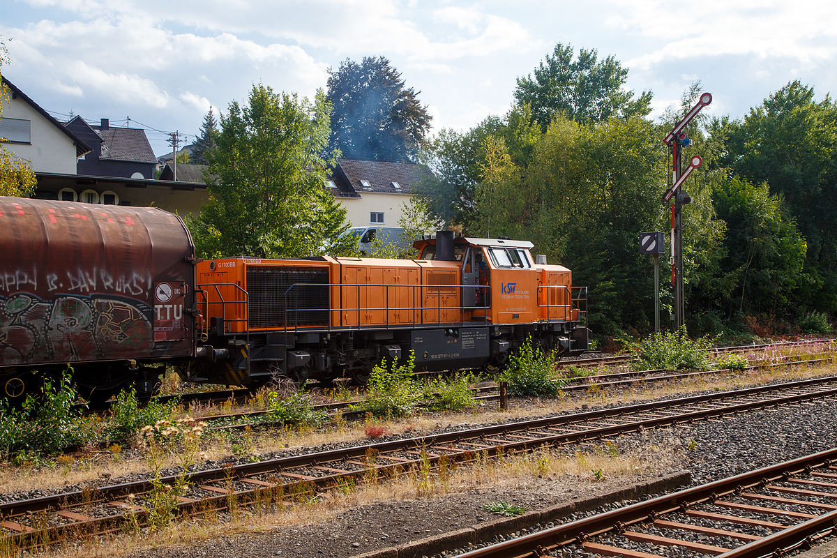 Nun zeigt das Signal Hp 2 – Langsamfahrt und die KSW 46 bzw. 277 807-4 (92 80 1277 807-4 D-KSW), die Vossloh G 1700-2 BB der Kreisbahn Siegen-Wittgenstein, verlässt am 30.08.2022, mit einem langen Übergabe-Güterzug, den Bahnhof Herdorf . Sie fährt via Betzdorf (Sieg) nach Kreuztal.
