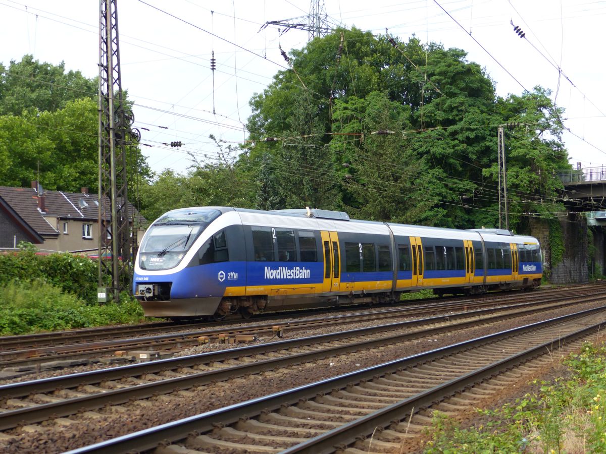 NWB (Nord West Bahn) Bombardier Talent Triebzug VT 643 341 (95 80 0943 341-7 D-NWB) Hoffmannstrasse, Oberhausen 08-07-2016.

NWB (Nord West Bahn) Bombardier Talent dieseltreinstel VT 643 341 (95 80 0943 341-7 D-NWB) Hoffmannstrasse, Oberhausen 08-07-2016.
