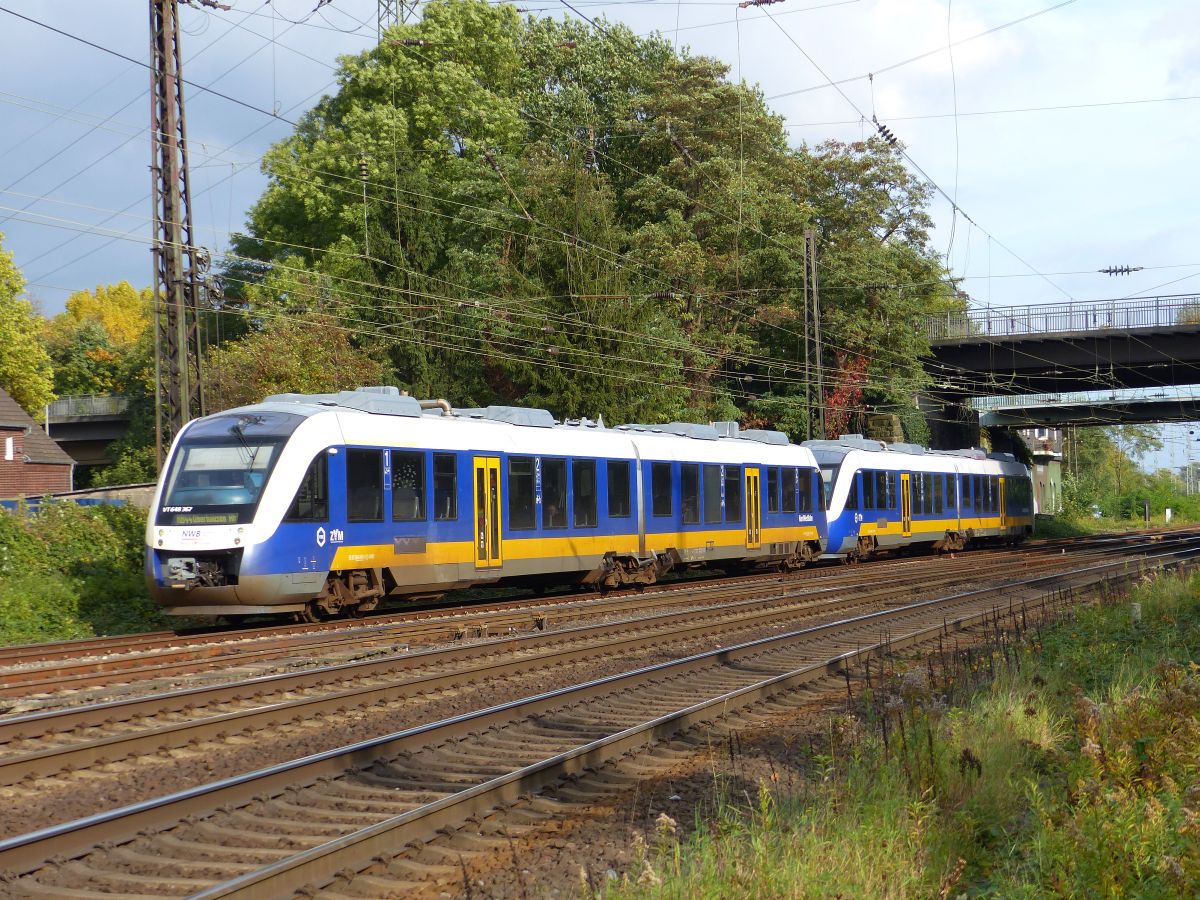 NWB (Nord West Bahn) LINT 41 Triebzug VT 648 367 Hoffmannstrasse, Oberhausen 13-10-2017.

NWG (Nord West Bahn) LINT 41 dieseltreinstel VT 648 367 Hoffmannstrasse, Oberhausen 13-10-2017.