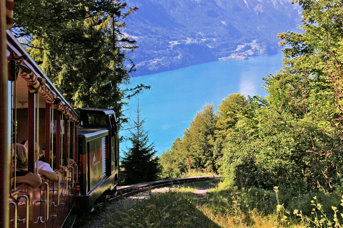 Oberhalb Geldried, mit Lok 10 und Blick auf den Brienzersee mit seinem characteristischen Grünblau. 5.August 2017 