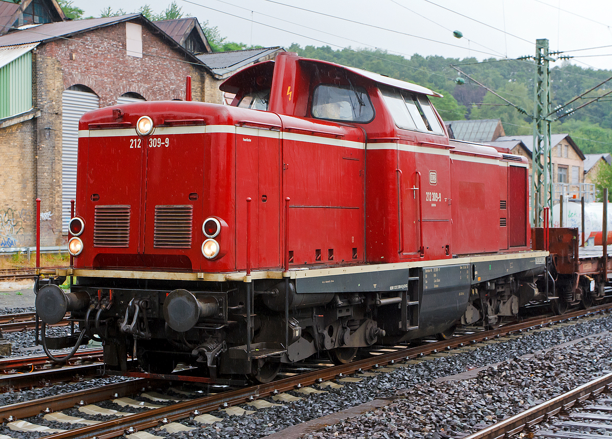 
Obwohl es heute regnete, musste ich einfach zum abschalten an die Strecke....
Bedingt durch Defekts und Hauptuntersuchungen an den eigenen MaK On Rail DH 1004 Loks der WEBA hat die Westerwaldbahn zurzeit die altrote 212 309-9 (ex DB V 100 2309) von der RE - Rheinische Eisenbahn angemietet. 
Hier kommt die V 100.20 am 08.07.2014 gerade mit ihrem bergabezug in Betzdorf/Sieg an. 

Die V 100.20 wurde 1966 von MaK unter der Fabriknummer 1000356 als V 100 2309 gebaut und an die DB geliefert, 1968 erfolgte die Umbezeichung in DB 212 309-9, bis 2002 die Ausmusterung bei der DB erfolgte. ber ALS in Stendal ging sie dann 2003 an die Rheinische Eisenbahn GmbH in Linz am Rhein. Seit 2007 hat sie die NVR-Nummer 92 80 1212 309-9 D-EVG, eingestellt durch die Eifelbahn Verkehrsgesellschaft mbH (EVG) diese ist die Muttergesellschaft der RE.  
