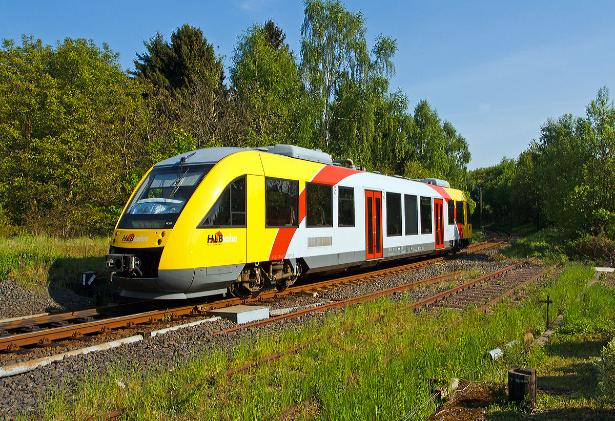 
Obwohl schon in den HLB Farben, und nicht mehr grün-weiß, so fährt er noch als VT 209 Abp (95 80 0640 109-4 D-VCT) der vectus Verkehrsgesellschaft mbH. Hier ist er am 05.05.2013 kurz vor der Einfahrt in den Bahnhof Westerburg/Ww an der KBS 461  Oberwesterwaldbahn , er fährt die Verbindung Limburg(Lahn) - Westerburg - Hachenburg - Altenkirchen - Au (Sieg) als RB 28   Oberwesterwald-Bahn . 

Der Alstom Coradia LINT 27 wurde 2004 von Alstom  (vormals Linke-Hofmann-Busch GmbH (LHB)) in Salzgitter unter der Fabriknummer 1187-009 gebaut.