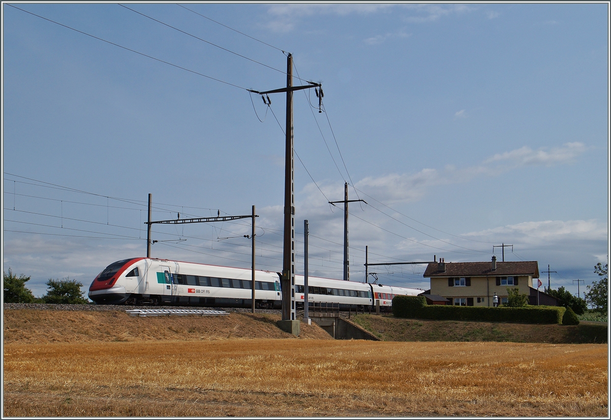 Obwohl eine Unterführung den Bahnübergang ersetzt hat, steht das typisch Bahnwärterhäuschen nach wie vor an seiner Stelle, als der ICN 625 auf dem Weg von Genève nach Basel daran vorbeifährt.
Allaman, den 8. Juli 2015