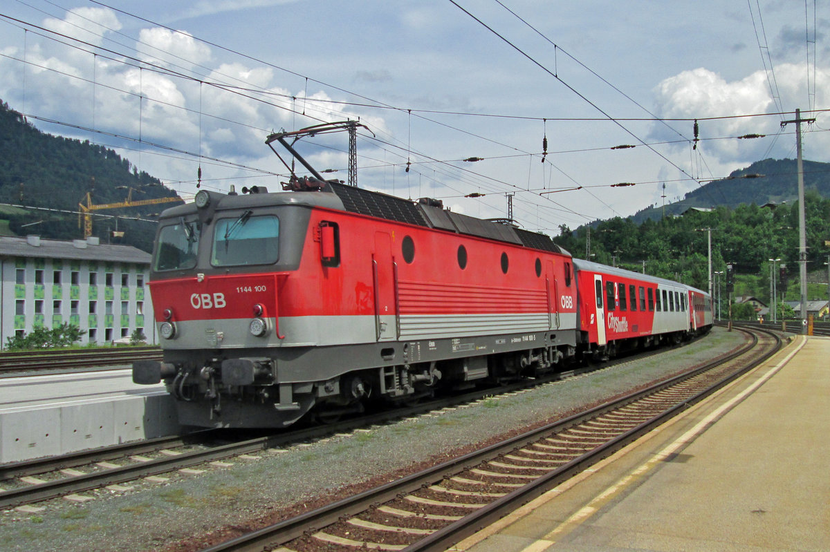 ÖBB 1144 100 schiebt ein RE aus Schwarzach Sankt-Veit aus am 3 Juni 2015.