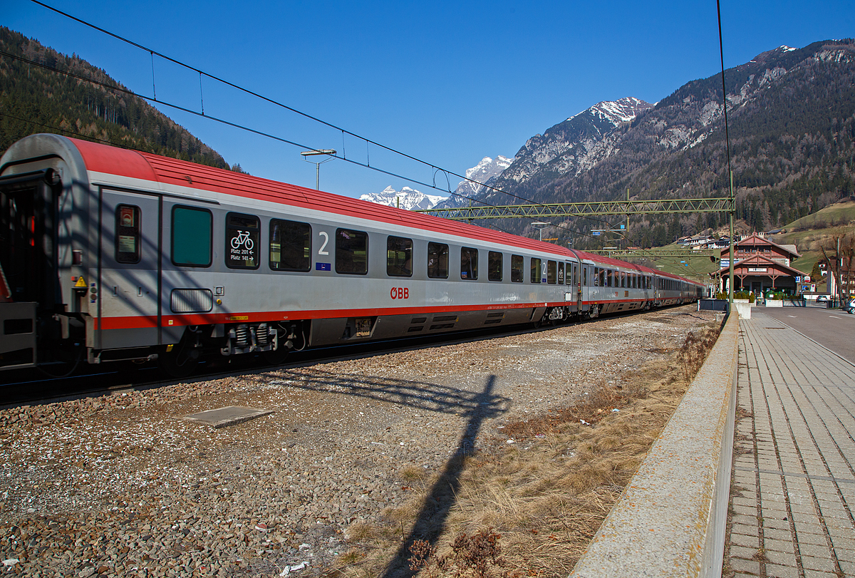 ÖBB 2. Klasse Großraumwagen der Bauart Bmpz 73, A-ÖBB 73 81 29-91 042-3 Bmpz, eingereiht als Wagen 254 in den EC 1281München - Venedig Santa Lucia bei der Zugdurchfahrt am 27.03.2022 im Bahnhof Gossensaß (I).

TECHNISCHE DATEN:
Hersteller: SGP Graz (1991)
Spurweite: 1.435 mm
Länge über Puffer: 26 400 mm
Drehzapfenabstand: 19.000 mm
Achsstand: 21.500 mm
Achsstand im Drehgestell: 2.500 mm
Drehgestellbauart: Minden-Deutz 522
Leergewicht: 50 t
Höchstgeschwindigkeit: 200 km/h
Sitzplätze: 74 (2.Klasse)
Abteile: Großraum
Fahrradstellplätze: 2
Toiletten: 1(geschlossenes System)
Die Wagen wurden zwischen 2002 und 2008 modernisiert
