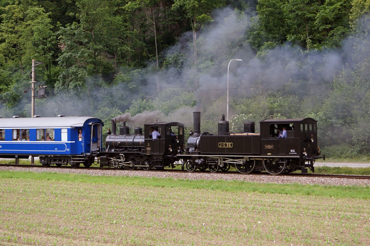 OeBB: An den Gotthel-M�rit Sumiswald vom 13. Juni 2015 mit dem OeBB Dampfzug. Zum Einsatz gelangten die drei in Balsthal stationierten Dampflokomotiven Eb 2/4 35. E 3/3 2 und die Ed 2x2/2 196. Die Aufnahme entstand w�hrend der R�ckreise bei Maiacker.
Foto: Walter Ruetsch 