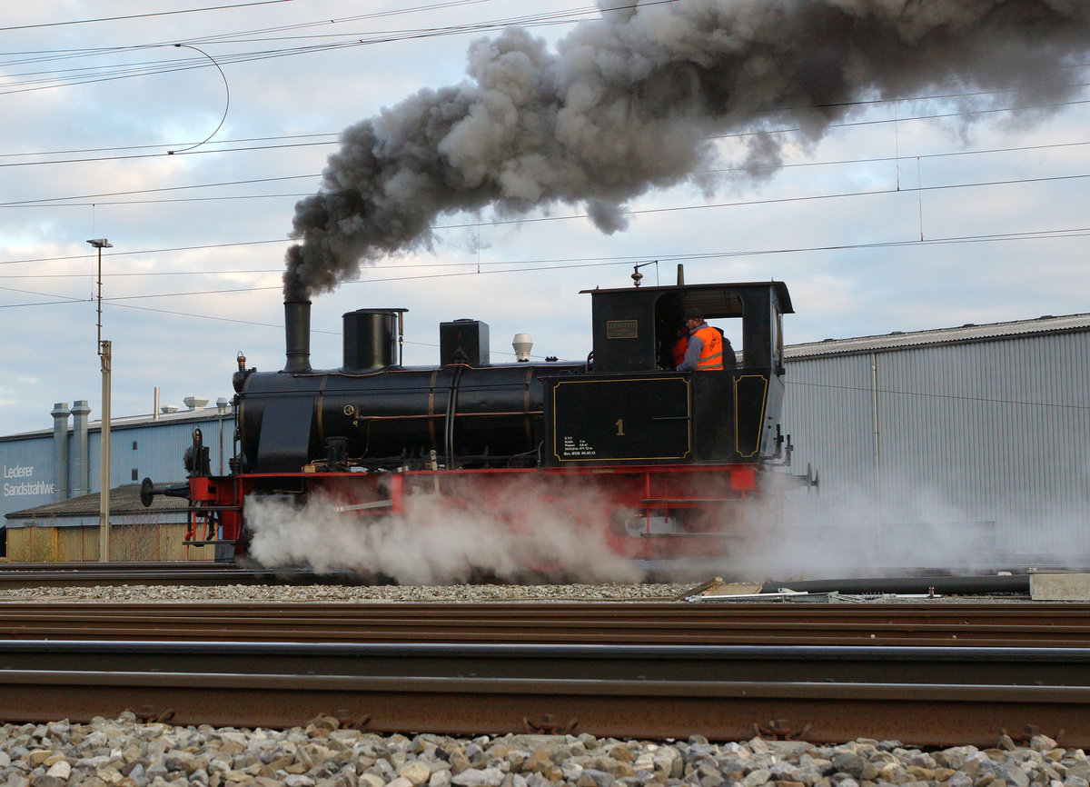 OeBB: E 3/3 1 auf Rangierfahrt in Oensingen am 12. November 2016.
Frhere Besitzer dieser Lok aus dem Jahre 1909 waren KLB, SBB und von Roll Klus.
Foto: Walter Ruetsch