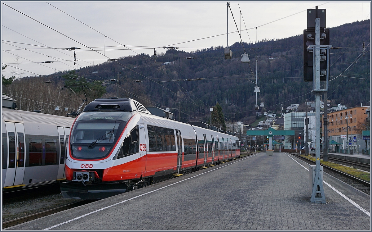 ÖBB ET 4024 135-7 zeigt sich in erfrischend neuen Farben in Bregenz auf der Fahrt nach Bregenz Hafen. 

17. März 2019 