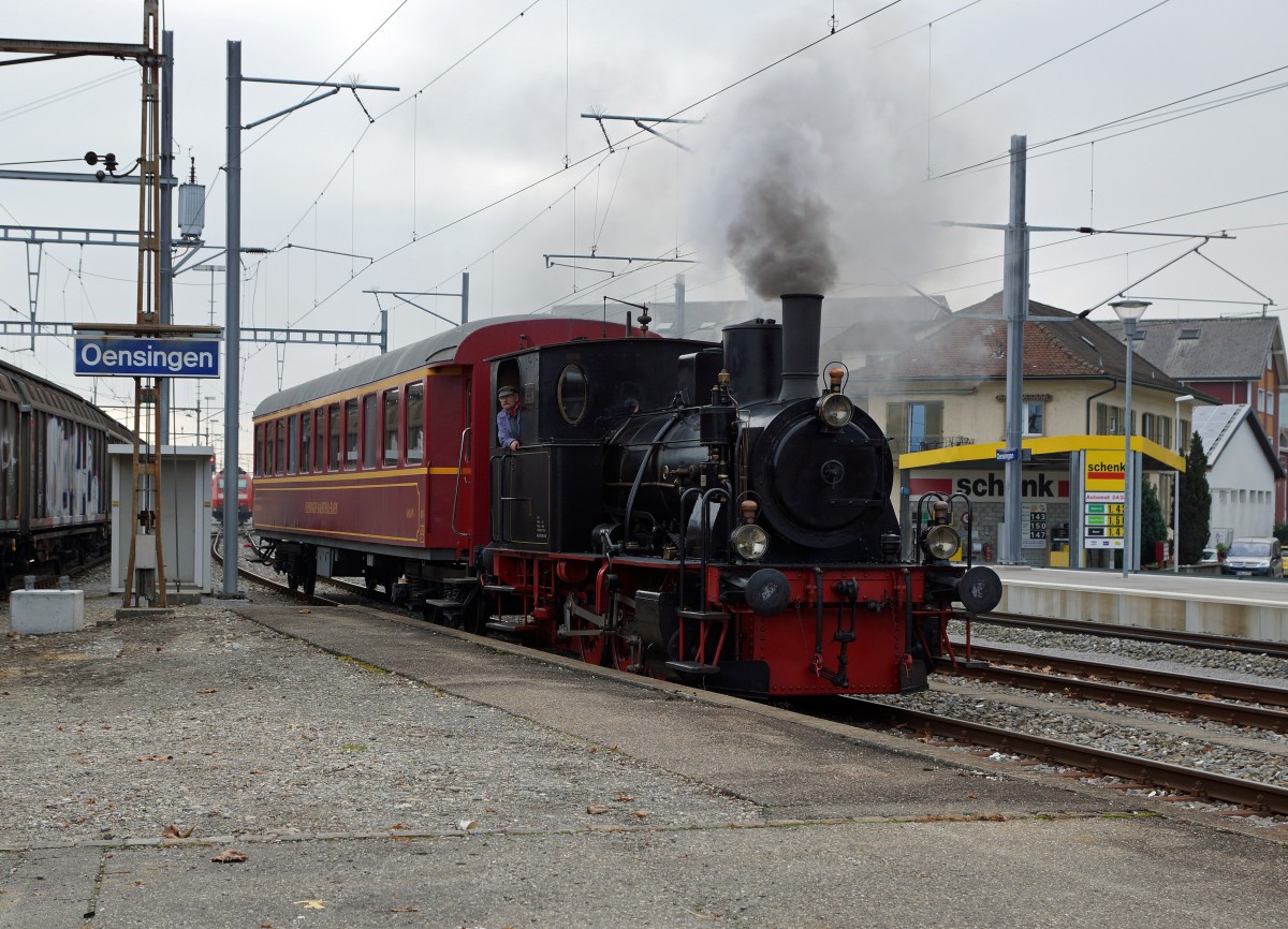 OeBB: Extrazug Balsthal-Oensingen-Balsthal mit der E 3/3 1 (1909) bei der Ausfahrt Oensingen am 31. Oktober 2015.
Fr�here Besitzer:
Bis 1926 KLB Nr. 1, bis 1933 SBB Nr. 8651, bis 1975 Von Roll Klus Nr. 1, ab 1976 bei der OeBB f�r die F�hrung der Dampfextraz�ge
Foto: Walter Ruetsch