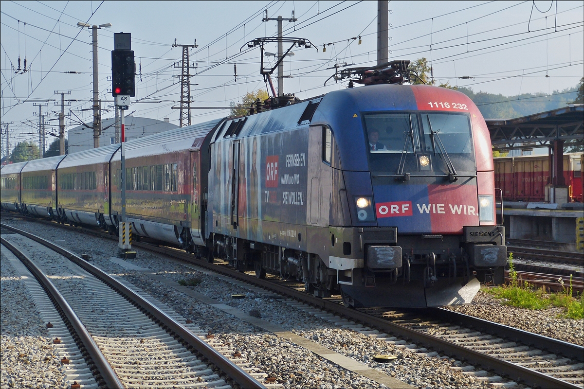 ÖBB Werbelok 1116 232 zieht ihren Zug durch den Bahnhof von Attnang - Puchheim in Richtung Salzburg.  17.09.2018