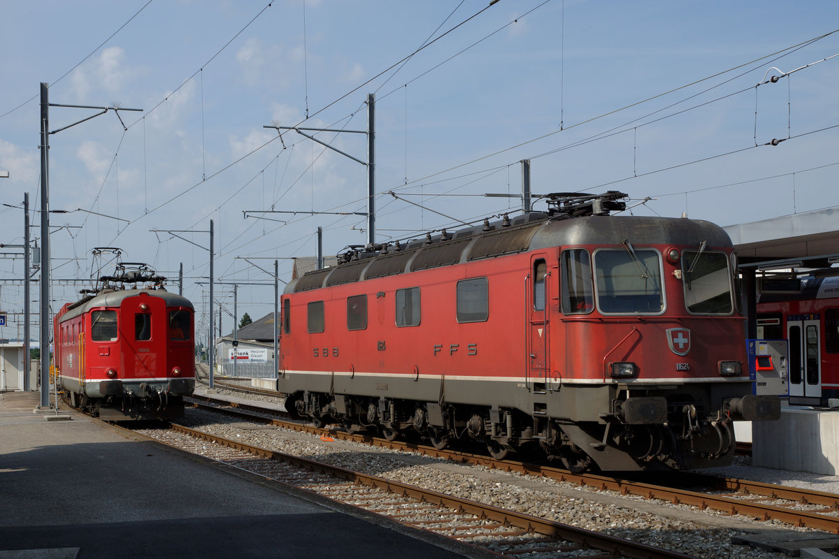 OeBB/SBB: Kehrichtzug mit Re 4/4 I 10009 (ehemals SBB) und Re 6/6 11624  ROTHRIST  in Oensingen am 11. Juli 2016. Besonders zu betrachten sind die fehlenden Wappen von Rothrist !! Wer hat sie geklaut ?
Foto: Walter Ruetsch