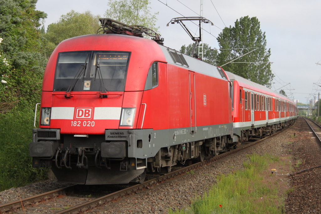 Ohne Kaffeekanne an Bord passierte 182 020 mit RE 13292 von Warnem�nde nach Berlin-Ostbahnhof den Haltepunkt Rostock-Marienehe am Morgen des 26.05.2017