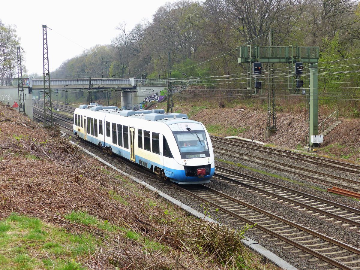 OLA (Ostseelandverkehr GmbH) LINT Triebzug VT 701 Abzweig Lotharstrasse, Forsthausweg, Duisburg 12-04-2018.

OLA (Ostseelandverkehr GmbH) LINT dieseltreinstel VT 701 Abzweig Lotharstrasse, Forsthausweg, Duisburg 12-04-2018.