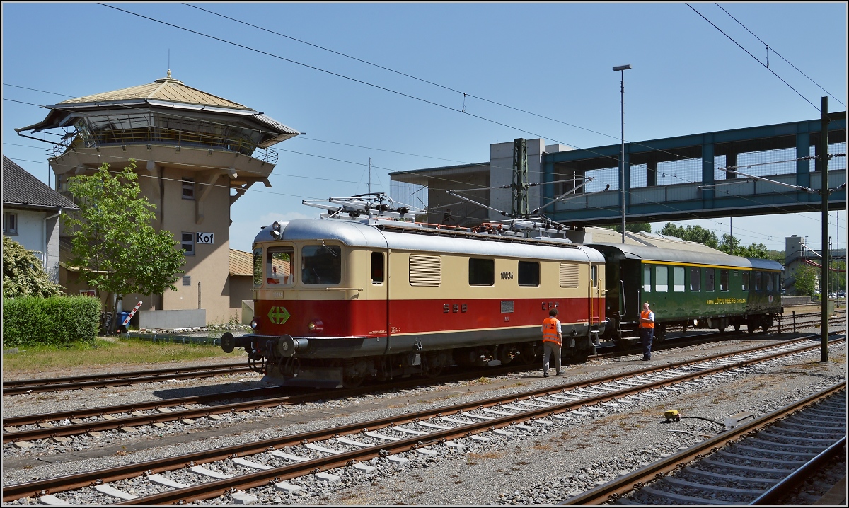 Oldistunden im Grenzbahnhof. 

Re 4/4<sup>I</sup> 10034 ist mit einem Verstrkungswagen gerade in Konstanz eingetroffen. Juni 2014.

Weil sie so schn ist, finde ich die groe Bilderserie passend...