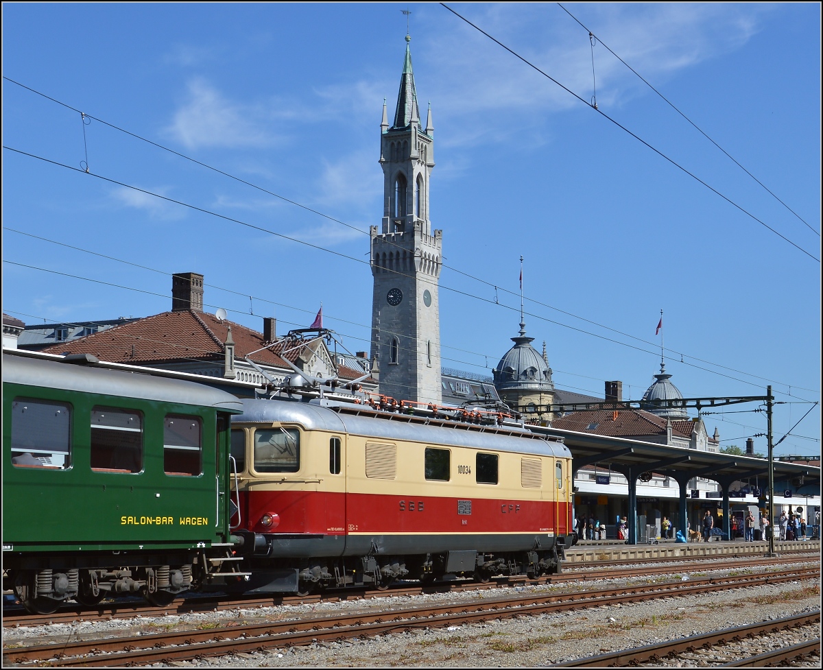 Oldistunden im Grenzbahnhof.

Re 4/4 I 10034 bringt den Sonderzug Basel-Zürich-Stein am Rhein-Konstanz-Augsburg über die Grenze nach Konstanz. Juni 2014.