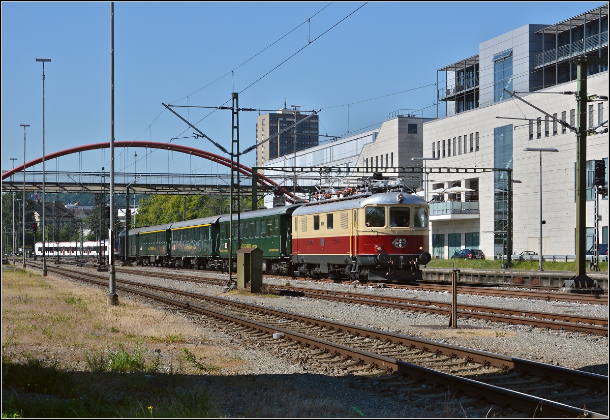 Oldistunden im Grenzbahnhof.

Re 4/4 I 10034 bringt den Sonderzug Basel-Zürich-Stein am Rhein-Konstanz-Augsburg über die Grenze nach Konstanz. Juni 2014.