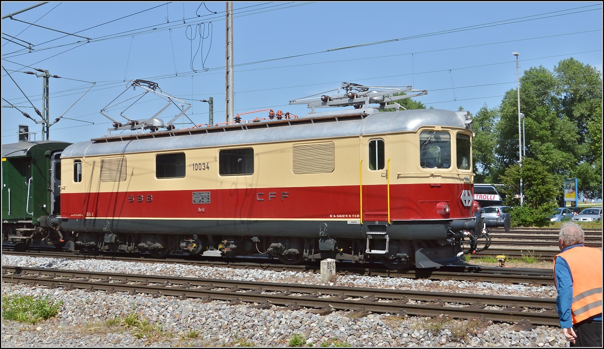 Oldistunden im Grenzbahnhof.

Unter den Argusaugen des Eigentümers bringt Re 4/4 I 10034 den Sonderzug Augsburg-Basel zurück in heimische Gefielde. Juni 2014.

Von hier einen herzlichen Gruß nach Freiburg!