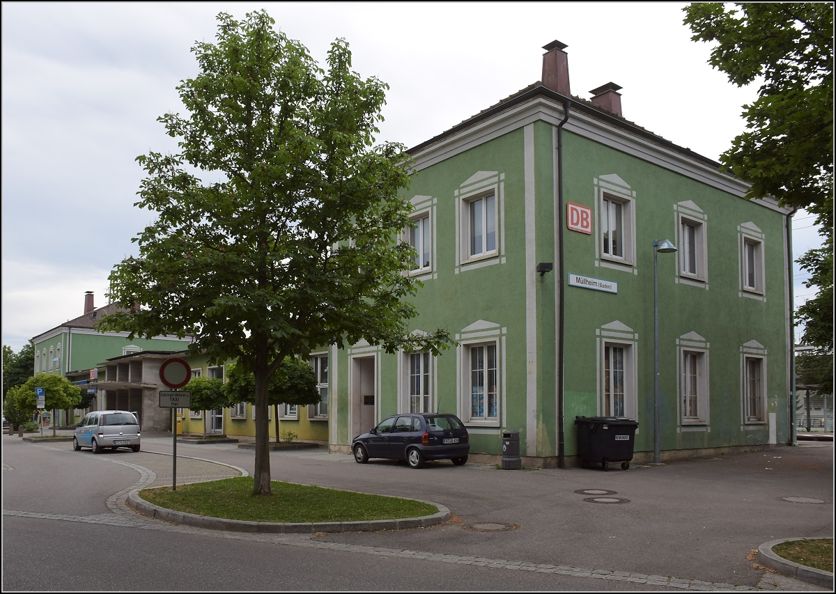 Opfer der NEAT. In Müllheim wird es bald so etwas geben wie Gleis 0 und -1. Dafür muss natürlich der Bahnhof komplett neu arrangiert werden. Und statt Empfangsgebäude gibt es dann bald zwei Gleise. Mai 2020.