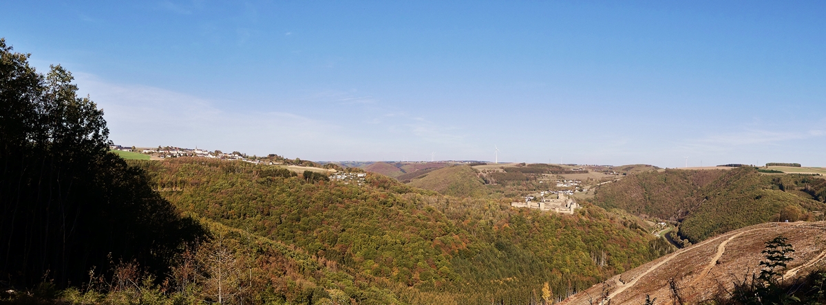 Panoramafoto von der Ortschaft Bourscheid (oben links) mit der Bourg Bourscheid und im Hintergrund Lippescheid. 13.10.2018  (Jeanny)