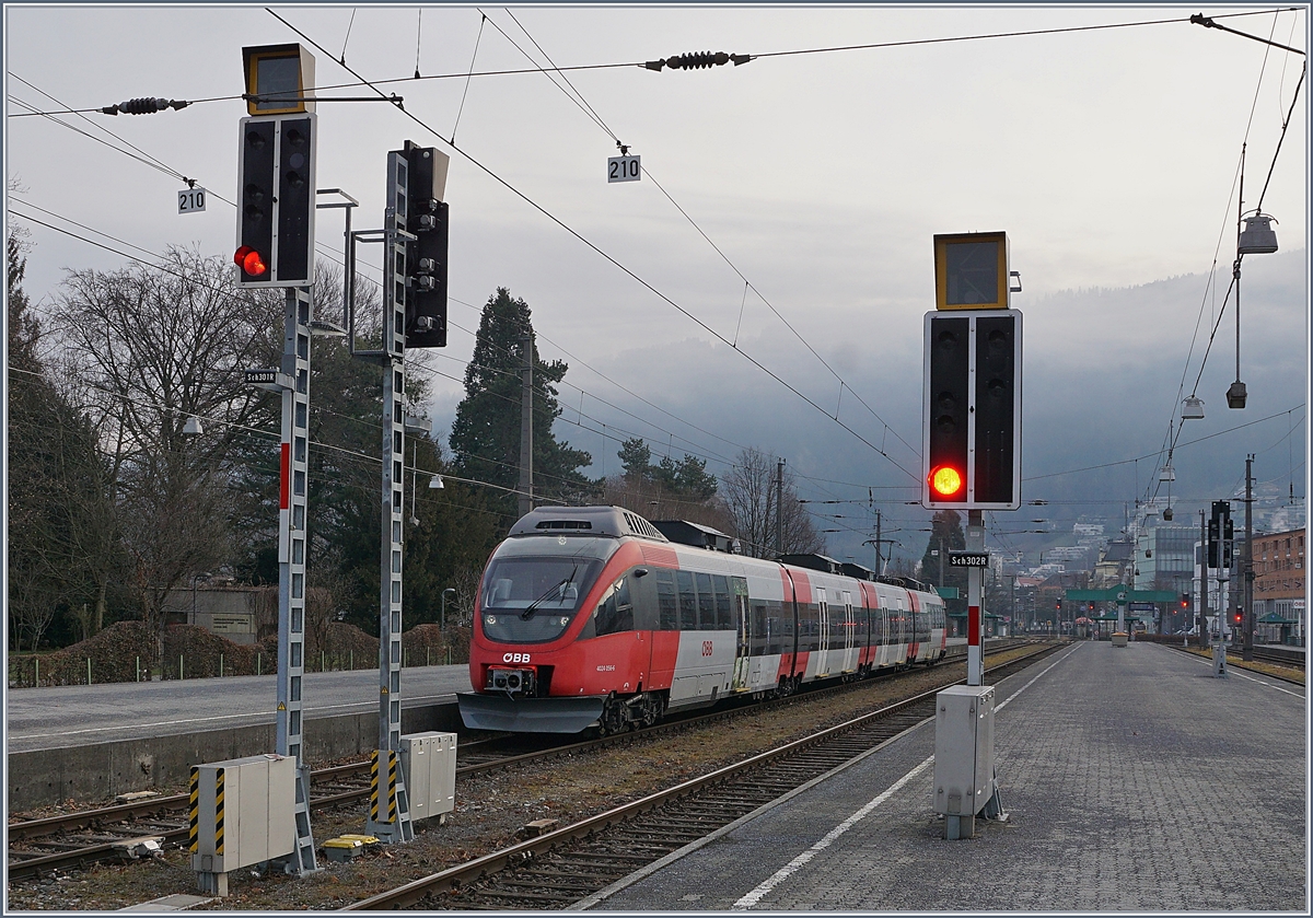 Past genau zwischen die Masten: der ÖBB ET 4024 054-6 in Bregenz. 
17. März 20180