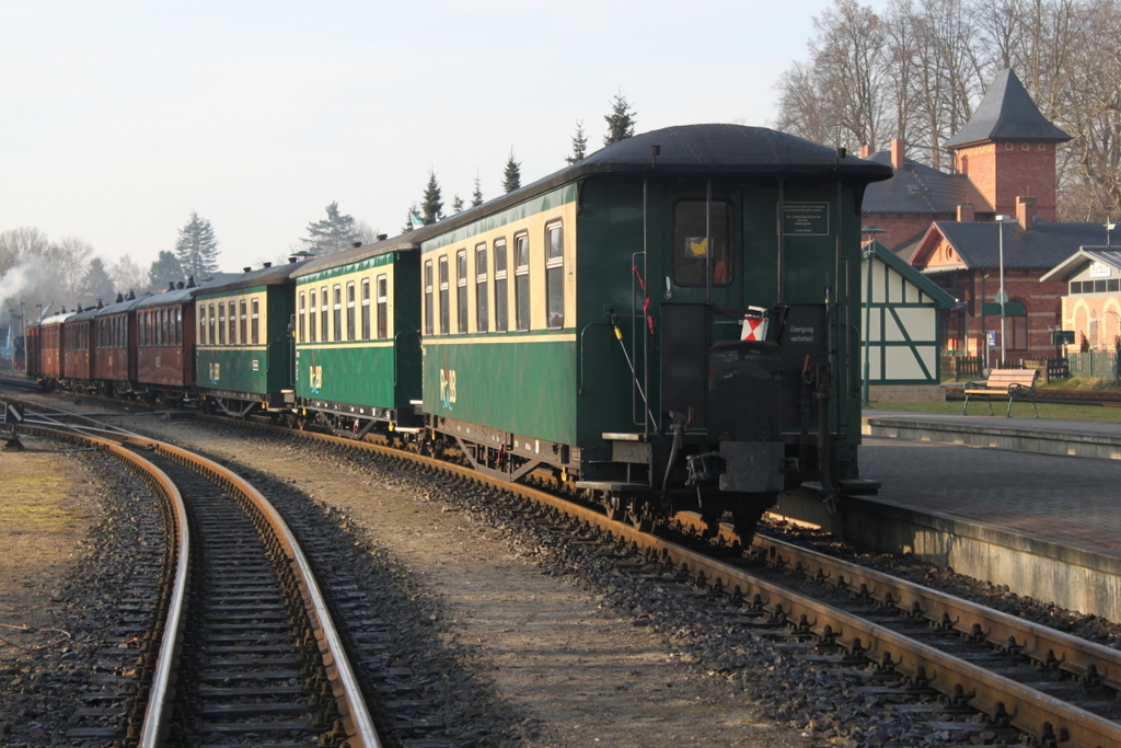 Personenwagen der R�genkleinbahn waren am 27.03.2016 in Putbus abgestellt.