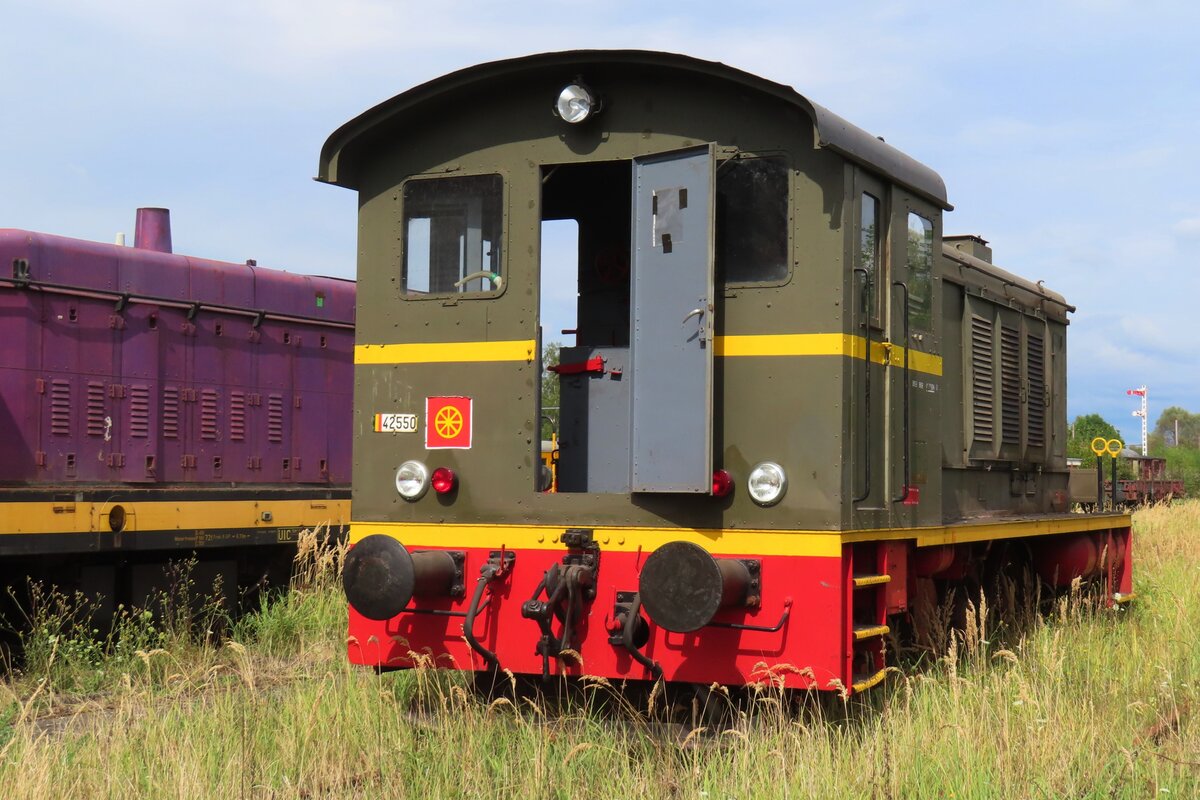 PFT-TSP's eigener wehrmachtslok 42550 steht am 17 Augustus 2024 ins Retrotrain Museum in Saint-Ghislain. Sie wurde in 2009 von das Belgischen Heer an die PFT-TSP geschenkt.