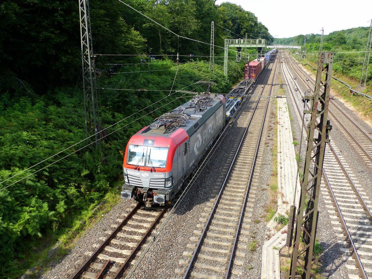 PKP Cargo Lok 193 506 (91 51 5370 018-1 PL-PKPC) Abzweig Lotharstrasse, Aktienweg, Duisburg, Deutschland 13-07-2017.

PKP Cargo loc 193 506 (91 51 5370 018-1 PL-PKPC) Abzweig Lotharstrasse, Aktienweg, Duisburg, Duitsland 13-07-2017.