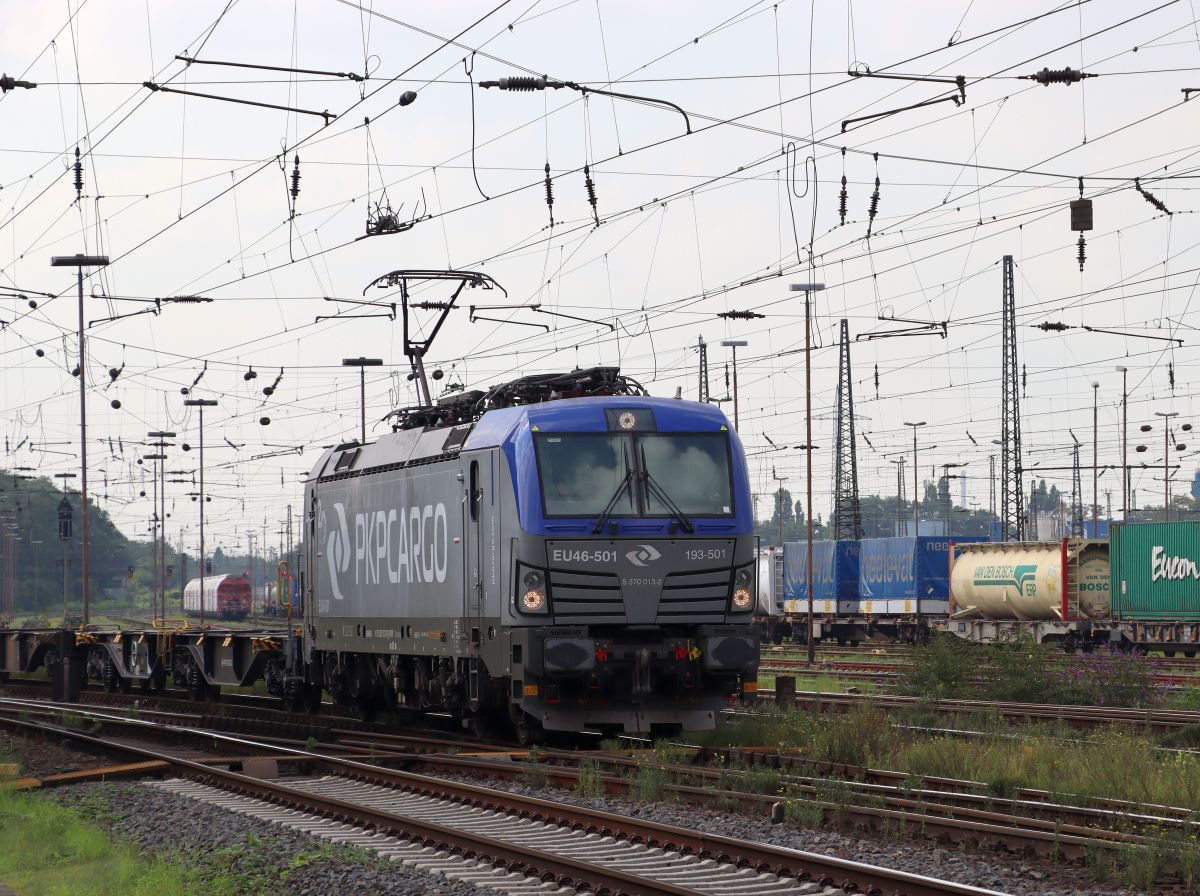 PKP Cargo Vectron Lokomotive 193 501  EU46-501 (91 51 5370 013-2 PL-PKPC) G�terbahnhof Oberhausen West, Deutschland 02-09-2021.

PKP Cargo Vectron locmotief 193 501  EU46-501 (91 51 5370 013-2 PL-PKPC) goederenstation Oberhausen West, Duitsland 02-09-2021.