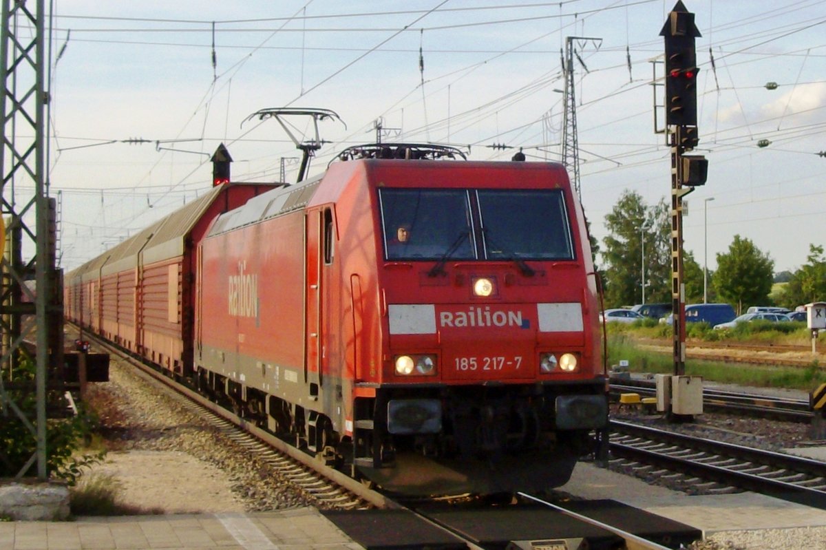 PKW-Ganzzug mit 185 217 durchfahrt am 22 Mai 2010 Treuchtlingen.