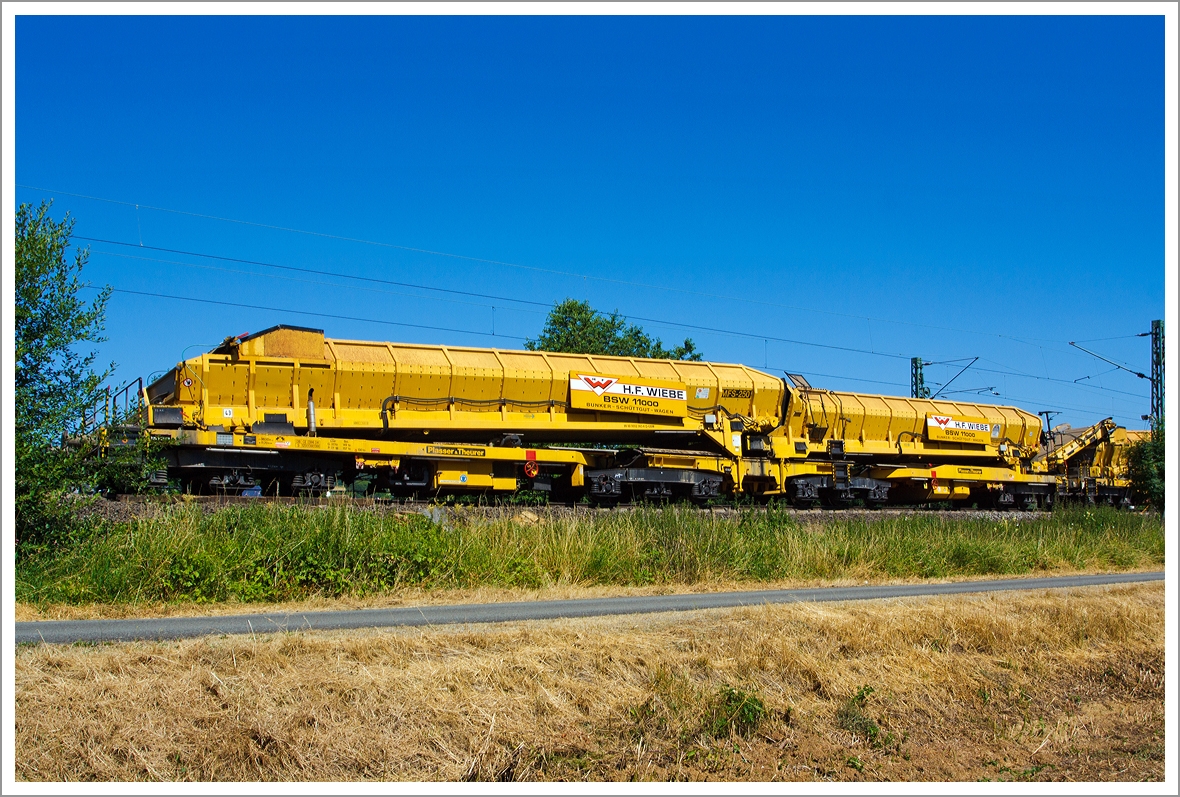 Plasser & Theurer Materialfrder- und Siloeinheit MFS 250 (H.F. Wiebe Bezeichnung Bunker-Schttgut-Wagen BSW 11000) 99 80 9552 063-6 D-GBM (ex 97 19 17 503 57-7), EBA-Nr.  EBA 02 C 02B002, der GBM Wiebe Gleisbaumaschinen GmbH, am 20.07.2013 in Katzenfurt  (Lahn-Dill-Kreis) an der KBS 445  Dillstrecke .
Die MFS 250 wurde bei Plasser & Theurer 2004 unter der Fabriknummer 4327 gebaut.

Die Material-Frder- und Siloeinheit MFS 250 dient zum Transport von Schotter oder des Abraums im Rahmen der Schotterbettreinigung oder Untergrundsanierung. Eine Aufnahmekapazitt von 110 m3 pro MFS 250-Einheit und eine Frderleistung von bis zu 1000 m3/h kommen den hohen Materialmengen, die bei diesen Arbeiten anfallen, entgegen. Hauptvorteil des MFS 250 ist, wie schon bei den anderen bewhrten Modellen der MFS-Serie, der kontinuierliche Frder-, Speicher- und Entladevorgang.

Der MFS 250 ist als offener Bordwagen in Gelenkbauweise mit vier dreiachsigen Drehgestellen gestaltet und in Regelfahrzeugbauart ausgefhrt. Die beiden mittleren Drehgestelle sind mit einem Rahmen verbunden auf dem sich ber ein Gelenk der vordere und hintere Siloteil des MFS 250 absttzt. Die Frderbnder werden hydraulisch angetrieben, die Energie dazu liefert ein Dieselmotor der sich unterhalb des hinteren Fahrzeugrahmens befindet.


Der Boden des MFS 250 besteht aus zwei ca. 2 m breiten Frderbndern. Die hintere Stirnseite des Silos ist geschlossen. Am vorderen Ende des Wagens ist ein nach links oder rechts schwenkbares Frderband angeordnet, welches zum Entladen bzw. zur Weitergabe des Transportgutes dient.

Das Entladeband ist nach beiden Seiten ausschwenkbar. Dadurch kann das Material auf bereitgestellte Bahnwagen, Behltertransportwagen, LKW oder auf Halden gefrdert werden. Smtliche Einheiten des Abraumzuges knnen bei ausschlielicher Verwendung von MFS 250 durch Ausschwenken der Entladebnder gleichzeitig entleert werden. Eine Sicherheitseinrichtung erkennt rechtzeitig ein mgliches Kippen des Fahrzeugs, schaltet das Frderband ab und schwenkt es ein.


TECHNISCHE DATEN:

Siloinhalt:  110 m3
Frderleistung max.: 800 - 1000 m3/h (materialabhngig)  
Entladezeit: ca.  7 min.
Kraftversorgung:  wassergekhlter 6-Zylinder Deutz-Dieselmotor mit Ladeluftkhlung, Typ BF 6M 1013 C 
Hubraum: 7,14 l
Motorleistung:  170 kW bei 2.300 U/min
Spurweite:  1.435 mm
Kleinster fahrbarer Radius:  120 m
Lnge ber Puffer: 38.000 mm
Lnge inkl. Frderband, ca.:  41.700 mm
Breite (max. bei berstellfahrt)  3 100 mm
Hhe ber SOK  4 190 mm
Drehzapfenabstand:  11.700 / 8.000 / 11.700 mm
Achsabstnde in den Drehgestellen: 1.800 mm
Eigengewicht, ca.: 104 t
Max. Gesamtgewicht bei berstellfahrt fr Streckenklasse CE und D4:  252 t
Max. Geschwindigkeit gezogen: 100 km/h 