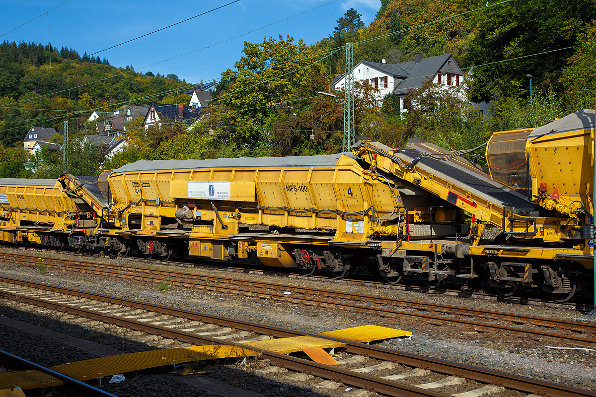 
Plasser & Theurer Materialförder- und Siloeinheit MFS 100, Nr. 4 der MGW Gleis- und Weichenbau-Gesellschaft mbH & Co. KG (Berlin), Schweres Nebenfahrzeug Nr. D-MGWB 99 80 9552 508-0 (ex  99 80 9552 508-0 D-BRS – Strabag Nr. 12), abgestellt im Zugverband mit der Bettungsreinigungsmaschine RM 95-800 W am 20.09.2020 in Dillenburg.

Die Einheit wurde 2010 von Plasser & Theurer unter der Fabriknummer 5431 gebaut.

Die MFS 100 und dienen zum Transport von Schotter, Abraum und Pufferspeicher bei der Bettungsreinigung bzw. Planumsverbesserung. Hauptvorteil ist der kontinuierliche Förder-, Speicher- und Entladevorgang. Eine Zusammenstellung von beliebig vielen MFS-Wagen zu einem Zug mit jeweils gewünschter Speicherkapazität ist möglich. Der Füllvorgang beginnt beim vordersten Wagen (in Arbeitsrichtung), die folgenden Wagen dienen als Förderstraße.
Eine gleichzeitige Entleerung aller MFS-Wagen durch Ausschwenken der Entladebänder ist möglich, zudem eine dosierte Entladung zum Nachbargleis (Baugleis).

TECHNISCHE DATEN:
Spurweite: 1.435 mm
Achsanzahl : 8 (in 2 Drehgestellen)
Länge über Puffer: 22.900 mm
Länge über Förderband: 26.750 mm
Drehzapfenabstand der Doppeldrehgestelle: 15.100 mm
Drehzapfenabstand der Einzeldrehgestelle: 3.900 mm Achsabstand der Einzeldrehgestelle: 1.500 mm
Höhe:  4.190 mm
Breite:  3.081 mm
Leergewicht: 60 t
Nutzlast:  84t (ab Streckenklasse D 4)
Raddurchmesser: 850 mm (neu)
Höchstgeschwindigkeit: 100 km/h (beladen / 120 km/h (leer)
Bremse: KP-GE 8x8´
Dieselmotor: wassergekühlter Deutz BF6M 1013 C (für Bandantrieb)
Motorleistung: 165 kW (224,5 PS) bei 2.300 U/min
Minimal befahrbarer Radius 120 m
Förderbandbreiten (Nutzbreite): ca. 1.920 mm 
Schwenkbereich Übergabebande + 47° / - 47°
Siloinhalt (theoretisch): 68 m³
Förderleistung max. (Materialabhängig): 700 bis 800 m³ /h Entladezeit: ca. 5 min 
Bandgeschwindigkeiten Containerband: 1. Gang (Speichern)       ca. 0-0,12 m/s,  2. Gang (Durchfördern) ca. 0-0,43 m/s Übergabeband: konstant 1,30 m/s 
