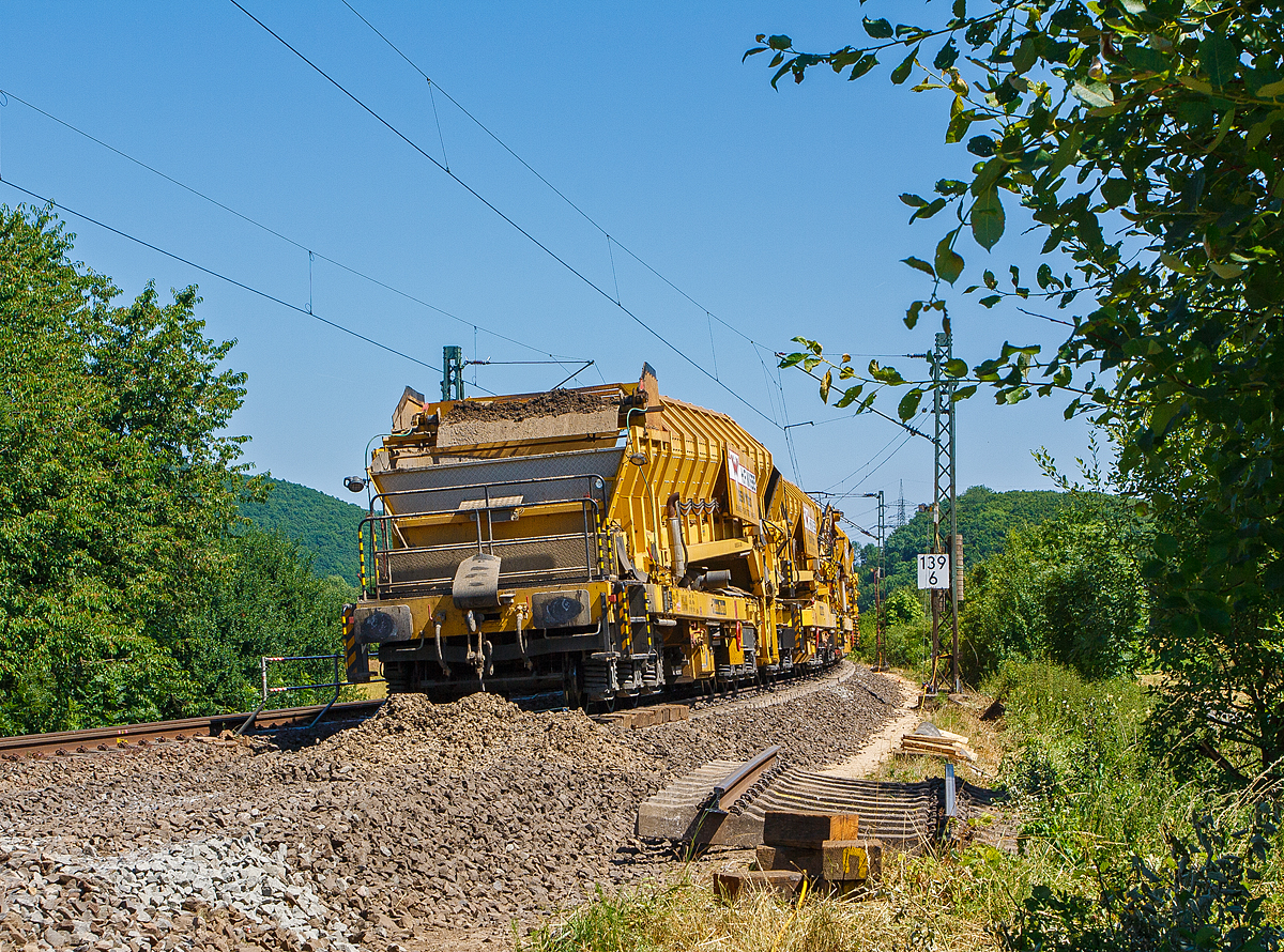 Plasser & Theurer Materialfrder- und Siloeinheiten MFS 250 (H.F. Wiebe Bezeichnung Bunker-Schttgut-Wagen BSW 11000) der GBM Wiebe Gleisbaumaschinen GmbH, am 20.07.2013 in Katzenfurt  (Lahn-Dill-Kreis) an der KBS 445  Dillstrecke . Im Vordergrund der BSW 11000 Schweres Nebenfahrzeug-Nr. 99 80 9552 063-6 D-GBM (ex 97 19 17 503 57-7).