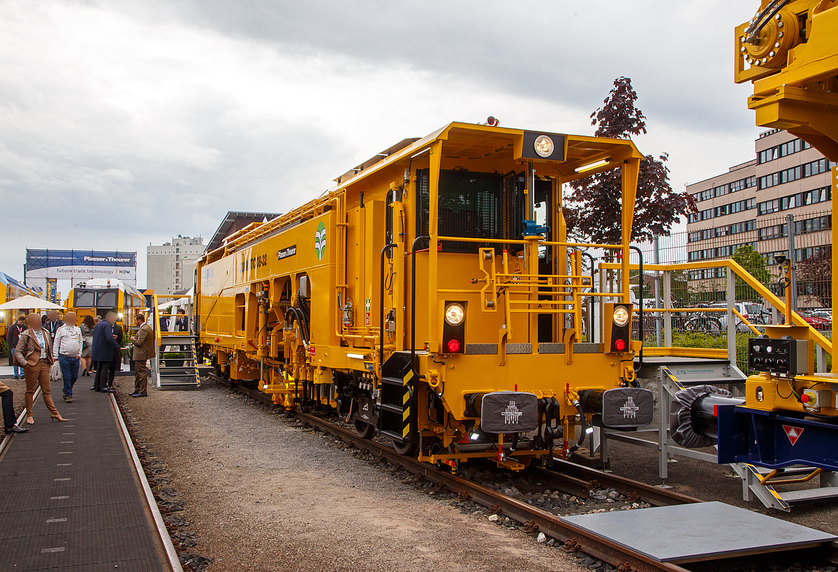 Plasser & Theurer prsentierte auf der iaf 2022 in Mnster (hier am 31.05.2022) eine zyklisch arbeitende 2-Schwellen-Stopfmaschine vom Typ DUOMATIC 08-32 C in Meterspurausfhrung, fr den Kunden SITARAIL (Bollor Transport & Logistics) fr die Eisenbahnstrecke zwischen Abidjan (Elfenbeinkste) und Ouagadougou (Burkina Faso). Die Duomatic 08-32 C ist bewhrt und kostengnstig.

Die Maschine wurde 2022 von Plasser & Theurer in Linz (A) gebaut.

TECHNISCHE DATEN der Duomatic 08-32 C:
Spurweite: 1.000 mm (Meterspur)
Achsanzahl: 4 in 2 Drehgestellen
Lnge ber Puffer: 19.100 mm
Drehzapfenabstand: 12.000 mm
Achsabstand im Drehgestell: 1.500 mm
Breite: 2.784 mm
Hhe ber SOK: 3.730
Eigengewicht: 53 t
Max. Achslast: 13,5 t
Antriebsleistung: 330 kW
Hchstgeschwindigkeit Eigenfahrt und geschleppt: 80 km/h