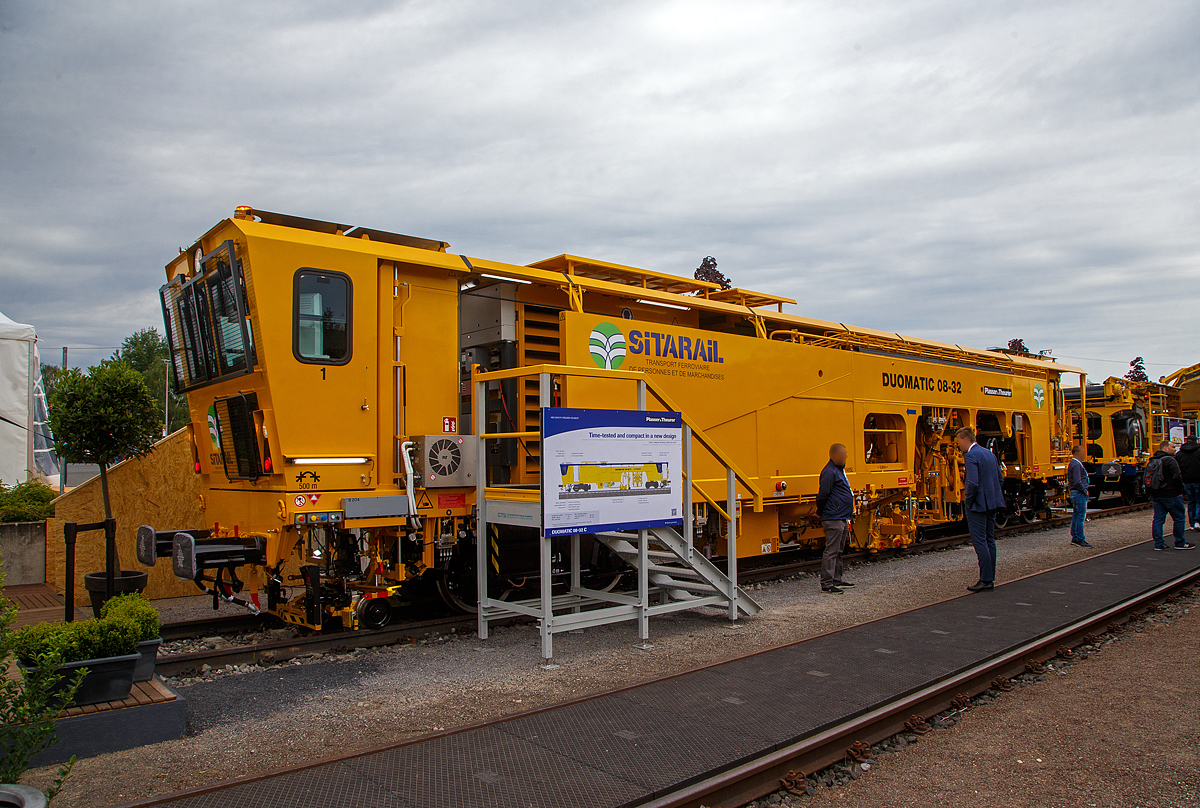 Plasser & Theurer prsentierte auf der iaf 2022 in Mnster (hier am 31.05.2022) eine zyklisch arbeitende 2-Schwellen-Stopfmaschine vom Typ DUOMATIC 08-32 C in Meterspurausfhrung, fr den Kunden SITARAIL (Bollor Transport & Logistics) fr die Eisenbahnstrecke zwischen Abidjan (Elfenbeinkste) und Ouagadougou (Burkina Faso). Die Duomatic 08-32 C ist bewhrt und kostengnstig.

Die Maschine wurde 2022 von Plasser & Theurer in Linz (A) gebaut.

TECHNISCHE DATEN der Duomatic 08-32 C:
Spurweite: 1.000 mm (Meterspur)
Achsanzahl: 4 in 2 Drehgestellen
Lnge ber Puffer: 19.100 mm
Drehzapfenabstand: 12.000 mm
Achsabstand im Drehgestell: 1.500 mm
Breite: 2.784 mm
Hhe ber SOK: 3.730
Eigengewicht: 53 t
Max. Achslast: 13,5 t
Antriebsleistung: 330 kW
Hchstgeschwindigkeit Eigenfahrt und geschleppt: 80 km/h