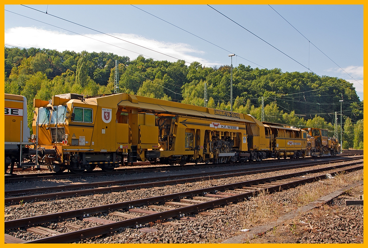 Plasser & Theurer Universalstopfmaschine 09 - 32 Unimat 4S o.H. (Schweres Nebenfahrzeug Nr. 99 80 9124 007-2) sowie der Schotterverteil- und Planiermaschine SSP 110 SW (Schweres Nebenfahrzeug Nr. 99 80 9425 008-6) der H.F. Wiebe , am 06.09.2013 in Betzdorf/Sieg abgestellt.