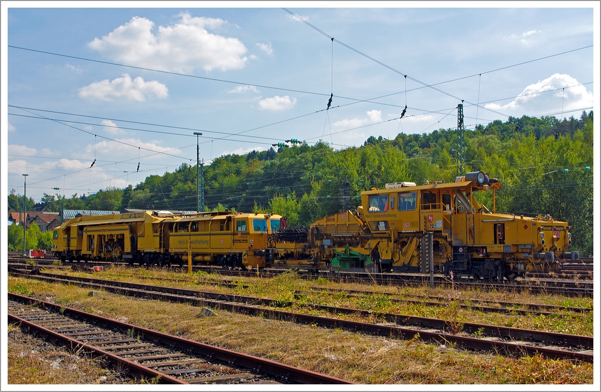 Plasser & Theurer Universalstopfmaschine Unimat 09 - 16 / 4S (Schweres Nebenfahrzeug Nr. 97 43 51 001 17-3) sowie die Universalschotterplaniermaschine USP 2000 SWS (Schweres Nebenfahrzeug Nr. 97 16 32 004 17-4) der  DB Netz AG, Maschinenpool (Netz Instandhaltung), sind am 22.08.2013 in Betzdorf/Sieg abgestellt. 

Die Universalstopfmaschine mit der internen DB Netz Bezeichnung USM 651 wurde 2002 von Plasser & Theurer unter der Fabriknummer 3023 gebaut. 
Die Universalschotterplaniermaschine (Schotterplug) mit der internen DB Netz Bezeichnung SSP 682 wurde 2001 von Plasser & Theurer unter der Fabriknummer 711 gebaut.
