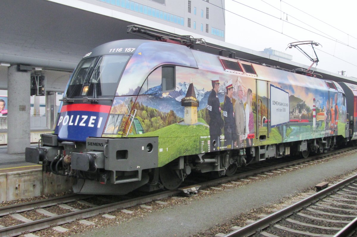 POLIZEI!! Werbe-Taurus 1116 157 aktiv in Linz Hbf am 30 Dezember 2016.