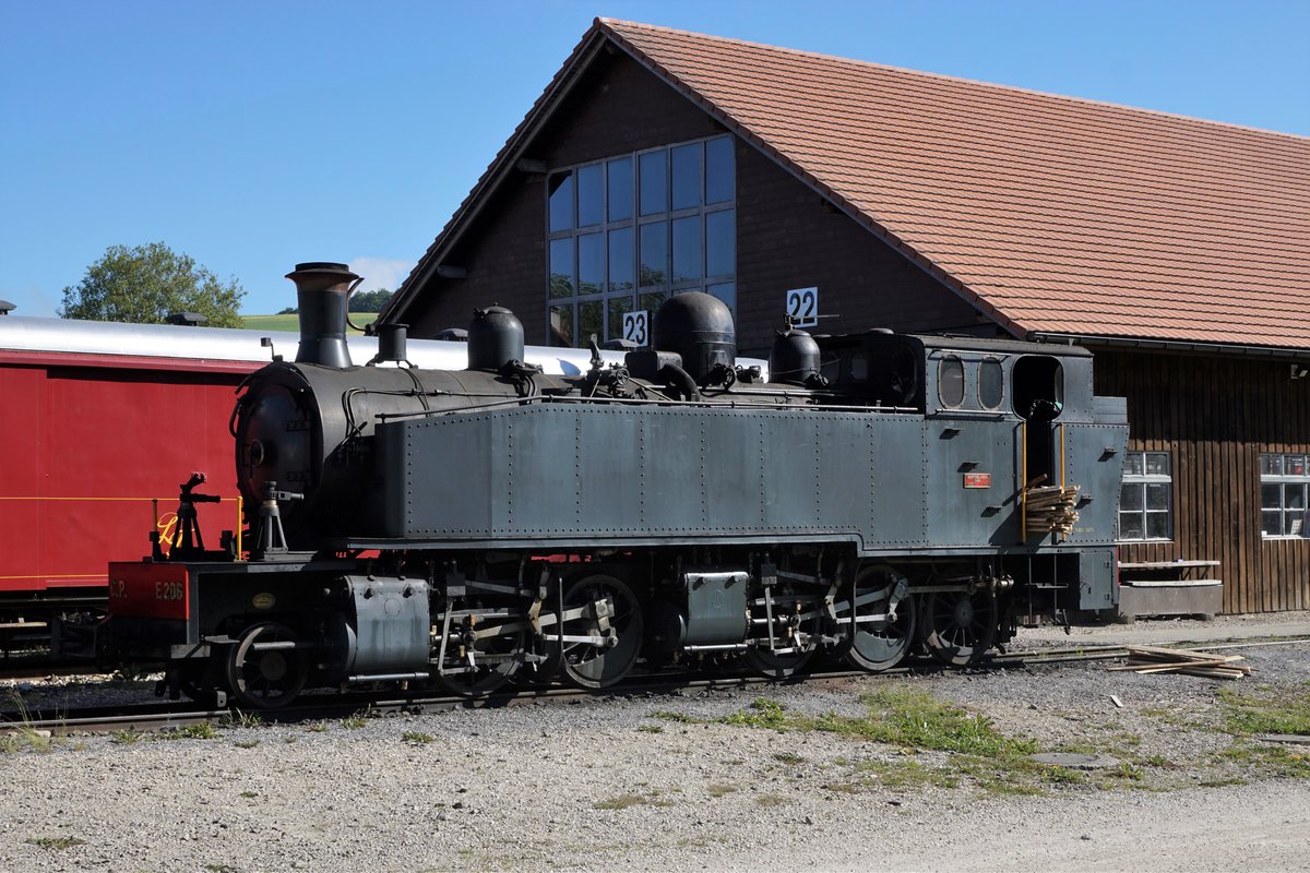 Portes-ouvertes
du dépôt des locomotives de La Traction
Gare de Pré-Petitjean (Montfaucon)
Impressionen vom 23. Juni 2018.
Zu diesem Anlass der besonderen Art sind viele Festbesucher mit Autos derselben Epoche angereist.
Foto: Walter Ruetsch  