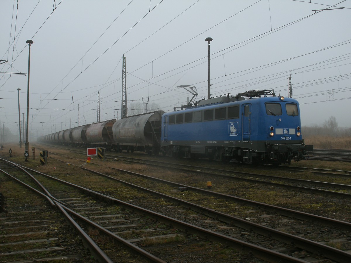 PRESS 140 037-1 mußte mit einem leeren Getreidezug,am 02.März 2014,in Bergen/Rügen auf die Seite um Platz für einen RE zumachen.