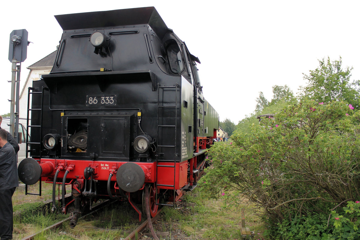 PRESS 86 333 Sonderfahrt im nassen Dreieck auf der EVB-Strecke Zeven - Tostedt. In Tostedt-West muss erstmal Wasser getankt werden. Datum 26.05.2019