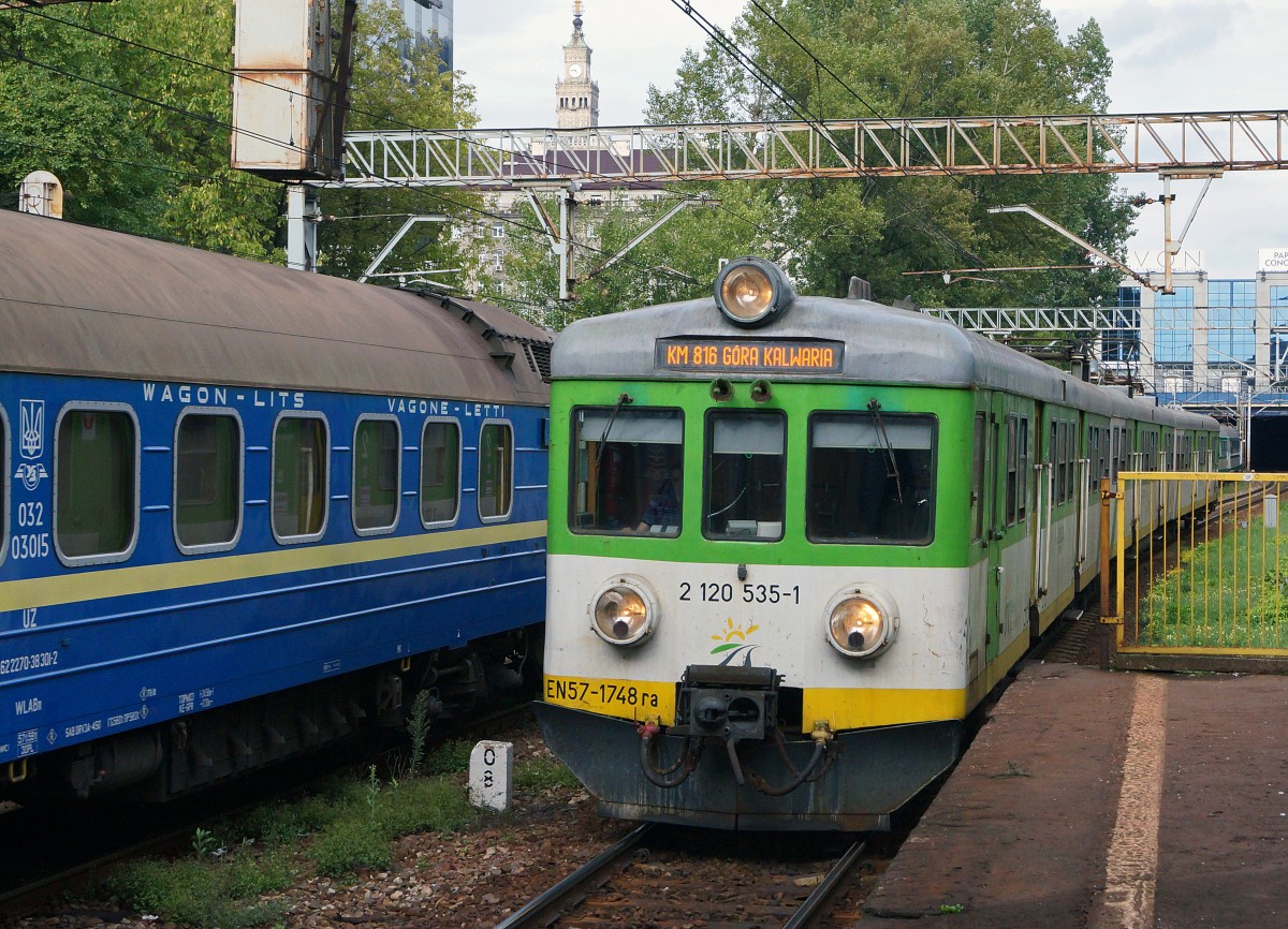 Privatbahnen in Polen: Sehr abwechslungsreich prsentiert sich zur Zeit noch der Fahrzeugpark der Koleje Mazowieckie.
Alter nicht modernisierter EN 57 -1748 ra 2 120 535-1 mit drei Sirnfront-Fenster in Warschau am 15. August 2014.  
Foto: Walter Ruetsch