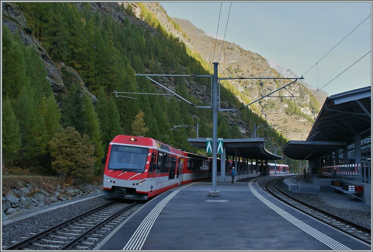 Problem Herbstfotografie: Zwar ist grundstzlich das Licht vom Feinsten, nur wird es im Flachland vom Nebel zurckgehalten und in den Bergen reicht es nicht bis ins Tal...
Ein  Komet  von Brig nach Zermatt beim Halt in Tsch. 
21. Oktober 2013