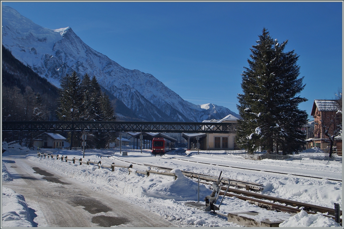 Pünktlich zur Abfahrt des Triebzuges 94 87 0001 854-2 F SNCF, der als TER 18911 von Chamonix Mont Blanc nach Vallorcine fährt, erreichten die Sonnestrahlen endlich den nördlichen Bahnhofskopf und dies vor er 3750 € Linie.
10. Feb. 2015