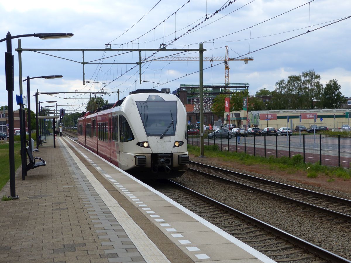 Qbuzz Stadler GTW Triebzug 6354 mit dem Name  Adriaan Volker  durchfahrt Oisterwijk 15-05-2020.

Qbuzz Stadler GTW treinstel 6354 genaamd  Adriaan Volker  doorkomst Oisterwijk 15-05-2020.