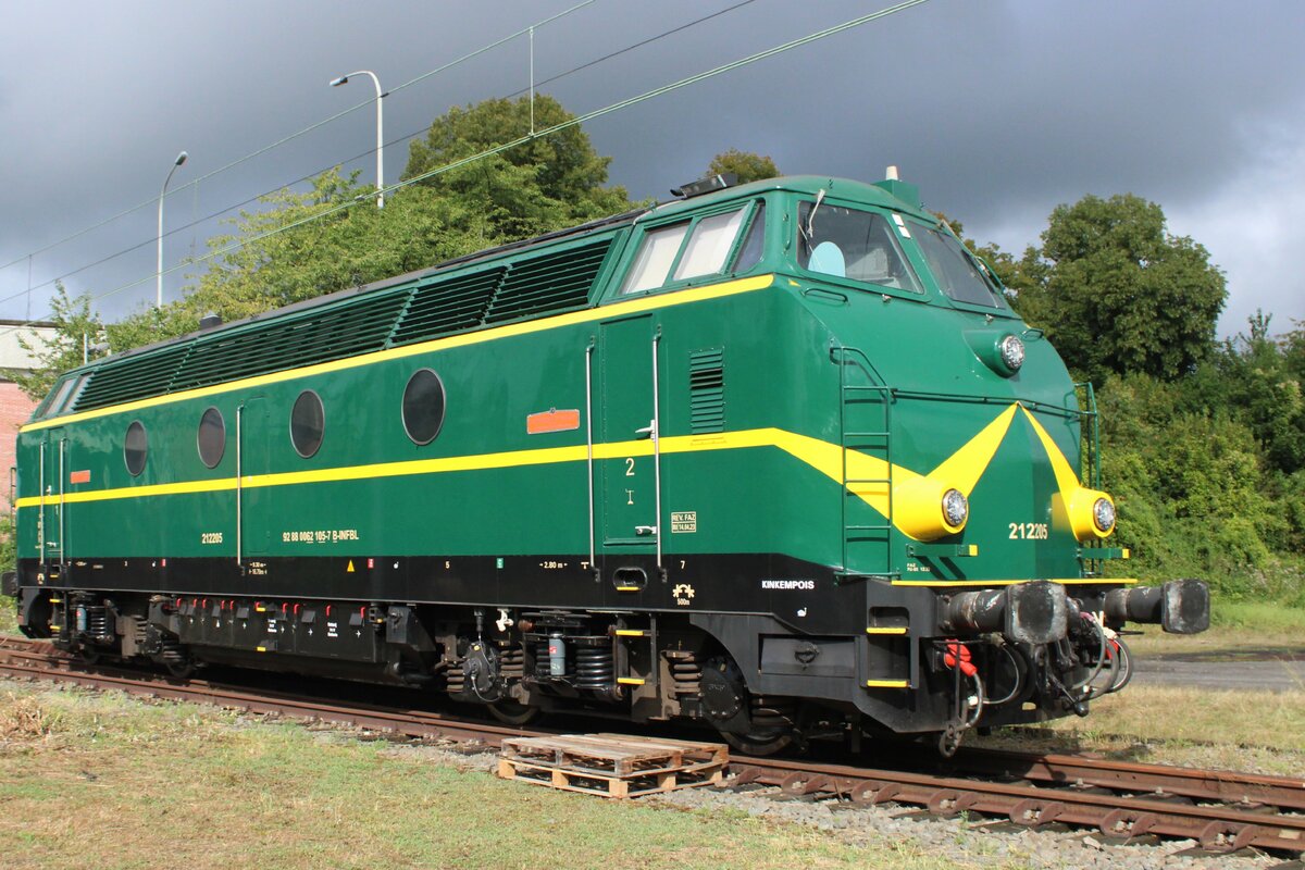 Quasi-retro Infrabel 6305/212.205 steht am Offener Tur Tag 17 Augustus 2024 ins Retrotrain-Museum in Saint-Ghislain.