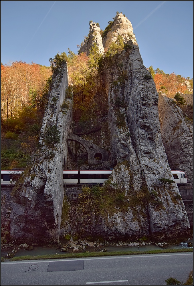 RABDe 560 in der Clus. Moutier, Oktober 2016.