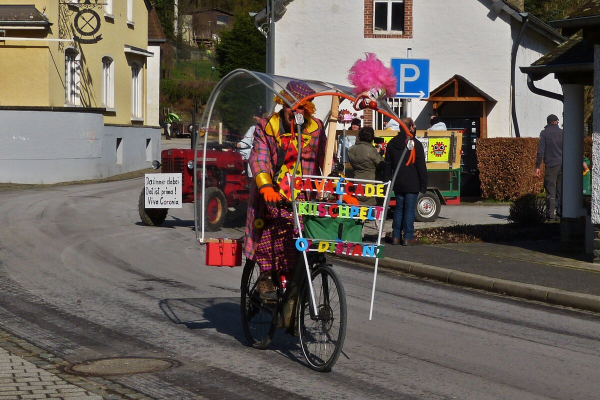 Radfahrer als Teilnehmer an einem Karnevalsumzug in Kautenbach (L). 02.2022.