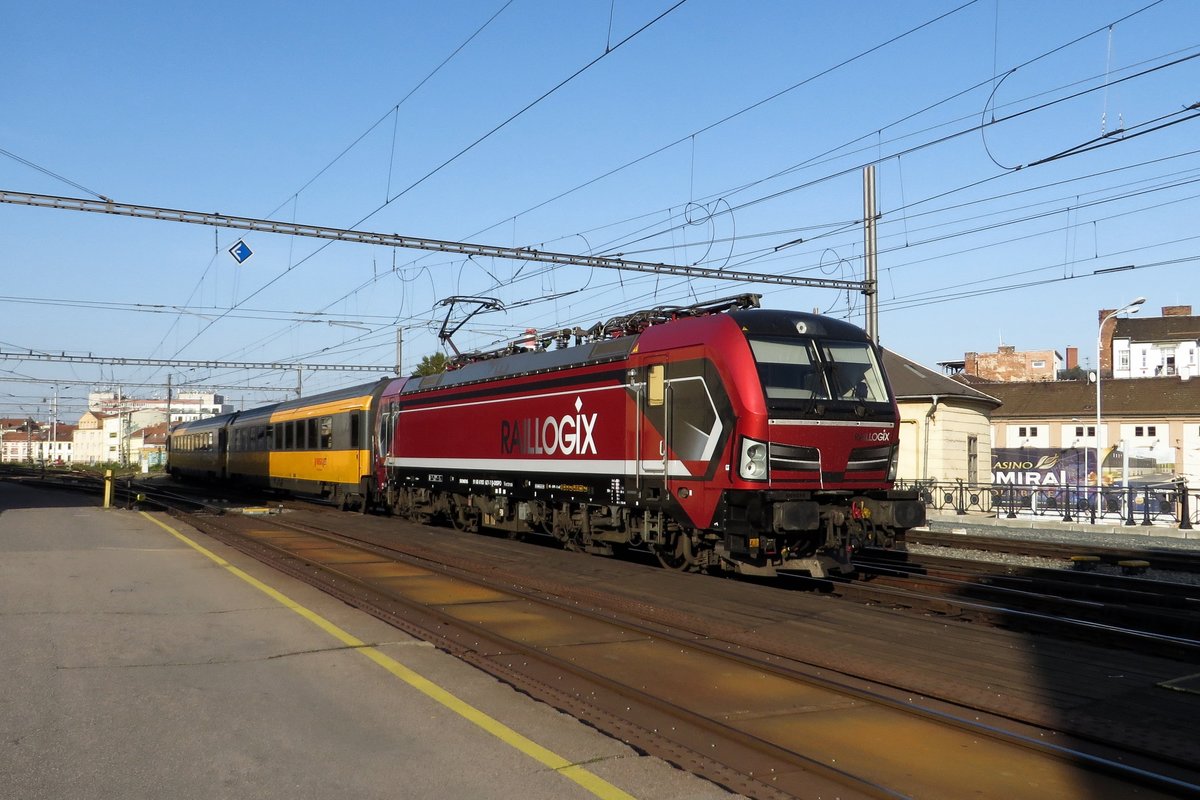 Rail Force One aus die Niederlnde schickt in 2020 deren Mietlok 193 627 in die Tschechei. RegioJet hat der Zuschlag fr die Rychlik-Zge Brno--Prerov--Bohumn gewonnen und brauchte jeder Mietlok der frei war. Und zo gab es am 21 September 2020 RFO 193 627 in vollen Glanz mit ein Regiojet in brno hl.n.